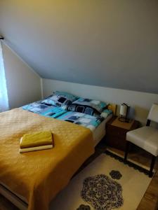 Giường trong phòng chung tại Apartamenty Leśna Osiem