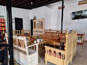 a living room with a couch and a table and chairs at Hostal Casa de Vicente in Salento