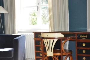 Zimmer mit einem Schreibtisch, einem Stuhl und einem Fenster in der Unterkunft B & B Landhuis Ter Velt in Melle