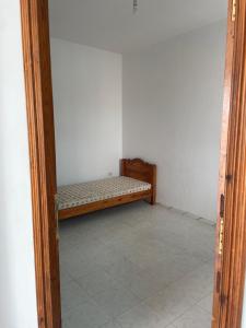 a small room with a bed in the corner at Appartement spacieux, Résidence Les 5 étoiles, Bizerte in Zarzouna