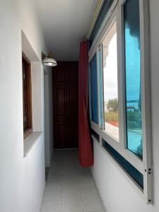 a hallway with a window in a house at Appartement spacieux, Résidence Les 5 étoiles, Bizerte in Zarzouna