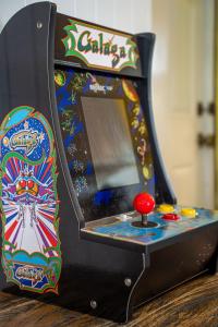 une petite salle d'arcade avec un flipper dans l'établissement Sunny Delight I, à Cap Carnaveral 32 autres photos