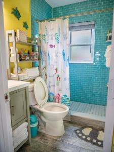 La salle de bains est pourvue d'une douche et de toilettes. dans l'établissement Sunny Delight I, à Cap Carnaveral