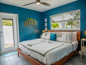 una camera da letto con un letto con pareti blu e un soffitto di Sunny Delight I a Cape Canaveral