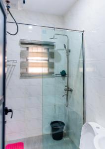y baño con ducha de cristal y aseo. en Ace Luxury Apartments, en Lagos