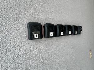 um teclado preto de computador numa parede branca em Mini Ap no derby com Garagem em Sobral