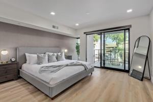 um quarto com uma cama grande e uma varanda em LUX at Craftsman - Heart of Old Town Studio 1 em Scottsdale