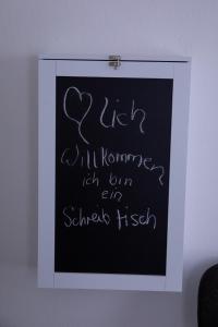 uma imagem emoldurada de um sinal com um coração na parede em Schöne Unterkunft Nähe Schweiz em Gottmadingen