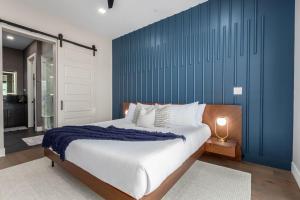 Ένα ή περισσότερα κρεβάτια σε δωμάτιο στο The LUX at Craftsman - Old Town Penthouse 2