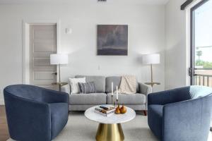 Χώρος καθιστικού στο The LUX at Craftsman - Old Town Penthouse 2 +27 φωτογραφίες
