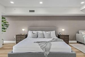 1 dormitorio con 1 cama grande y 2 mesitas de noche en LUX at Craftsman - Heart of Old Town Studio 2, en Scottsdale