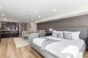 a bedroom with a large white bed and a kitchen at The LUX at Craftsman - Heart of Old Town Studio 3 in Scottsdale