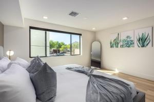 um quarto com uma cama e uma grande janela em The LUX at Craftsman - Heart of Old Town Studio 3 em Scottsdale