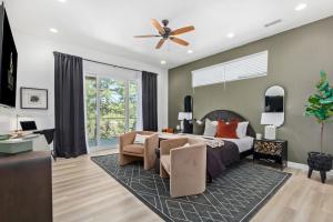 a bedroom with a bed and a living room at Le Cabin Noir Modern Alpine Retreat Spa BBQ in Flagstaff