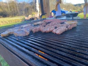 grupa gotowania mięsa na grillu w obiekcie Kuća za odmor w mieście Pale