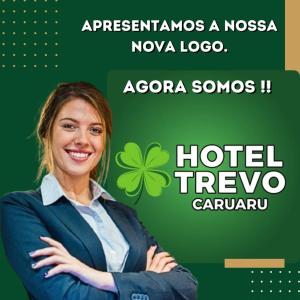 Hotel Trevo Caruaru في كاروارو: امرأة مبتسمة وذراعها مشقوقة
