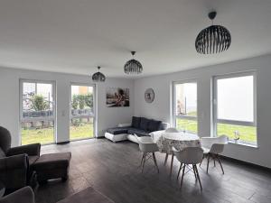 sala de estar con mesa y sofá en Appartement Neugasse de Luxe en Bad Camberg