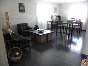 een woonkamer met banken en een tafel en stoelen bij Alice´s House in Horta