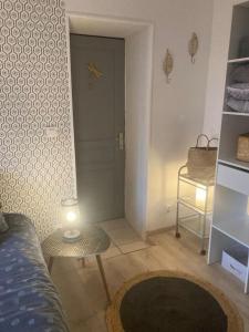 ein Wohnzimmer mit einem Sofa und einem Tisch mit einer Lampe in der Unterkunft Maison de tourisme Berlinval 