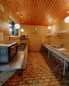 Kuchyň nebo kuchyňský kout v ubytování 6 personers hytte på Tarm camping