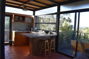 een keuken met een aanrecht en een balkon met uitzicht bij Posada Andalucia in Iza