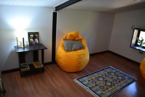 een woonkamer met een grote gele zitzak bij Posada Andalucia in Iza