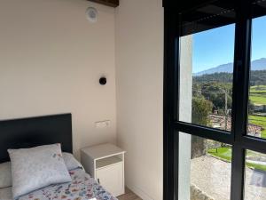 1 dormitorio con cama y ventana grande en NUEVO Casa Loylla Niembro a 500 m de la playa en Niembro