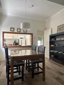 eine Küche mit Esstisch und Stühlen in der Unterkunft Casa Gutiérrez in Godoy Cruz