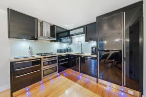 Kuchyň nebo kuchyňský kout v ubytování Glamorous 2BR House, Outdoor Space & Free Parking