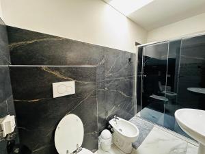 een badkamer met een toilet, een douche en een wastafel bij La casa verde in Beccacivetta