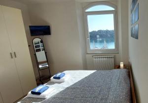 1 dormitorio con cama y ventana en La Terrazza sulla baia di Le Grazie, en Portovenere