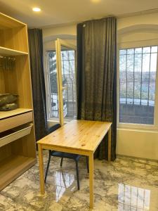 uma mesa de madeira num quarto com uma janela em Park View 101 em Istambul