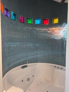 uma banheira na casa de banho com vitrais em Unique luxury self-contained oast apartment em Kent