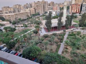 een luchtzicht op een stad met gebouwen en bomen bij Cairo city Rooms in Nasr city in Caïro