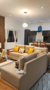 een woonkamer met 2 banken en gele kussens bij Espectacular Villa En Alquiler in Las Terrenas