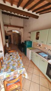 A kitchen or kitchenette at La Fortezza