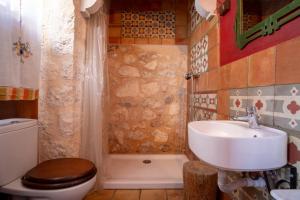 a bathroom with a toilet and a sink and a shower at Casa Rural Aldaba in Alcalá del Júcar