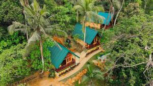 - une vue aérienne sur un complexe avec des palmiers dans l'établissement The Rainforest Hideaway, à Deniyaya