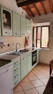 A kitchen or kitchenette at La Fortezza