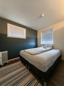 Ένα ή περισσότερα κρεβάτια σε δωμάτιο στο Cosy flat near Cable car and The Arctic Cathedral