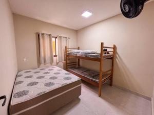 a bedroom with two bunk beds in a room at Sítio com Piscina e Hidromassagem Confins in Confins