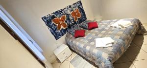 ein Schlafzimmer mit einem Bett mit roten Kissen darauf in der Unterkunft Andry Apartment with private Garden in Lido di Venezia