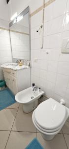 ein weißes Bad mit einem WC und einem Waschbecken in der Unterkunft Andry Apartment with private Garden in Lido di Venezia