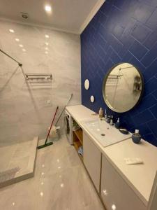 a bathroom with a sink and a mirror on the wall at Уютный коттедж "PARIS", 30м от пляжа! 3 спальни, терраса и летняя кухня! in Chok-Tal