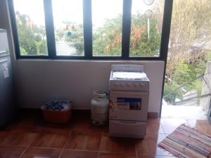 cocina con fogones y 2 ventanas en Amplio monoambiente en Paraná