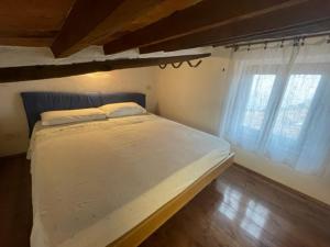 A bed or beds in a room at La Fortezza