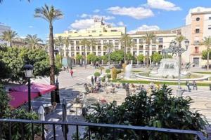 un parco con fontana e un grande edificio di Preciosa Casa Centro Histórico Jerez, Parking privado+ WI-FI a Jerez de la Frontera