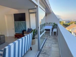 - un balcon d'une maison avec une table dans l'établissement Victoria Views, au Cap