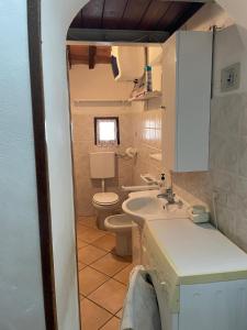 A bathroom at La Fortezza
