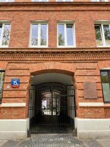 um edifício de tijolos com uma grande porta à frente em Loft in historic building Warsaw em Varsóvia